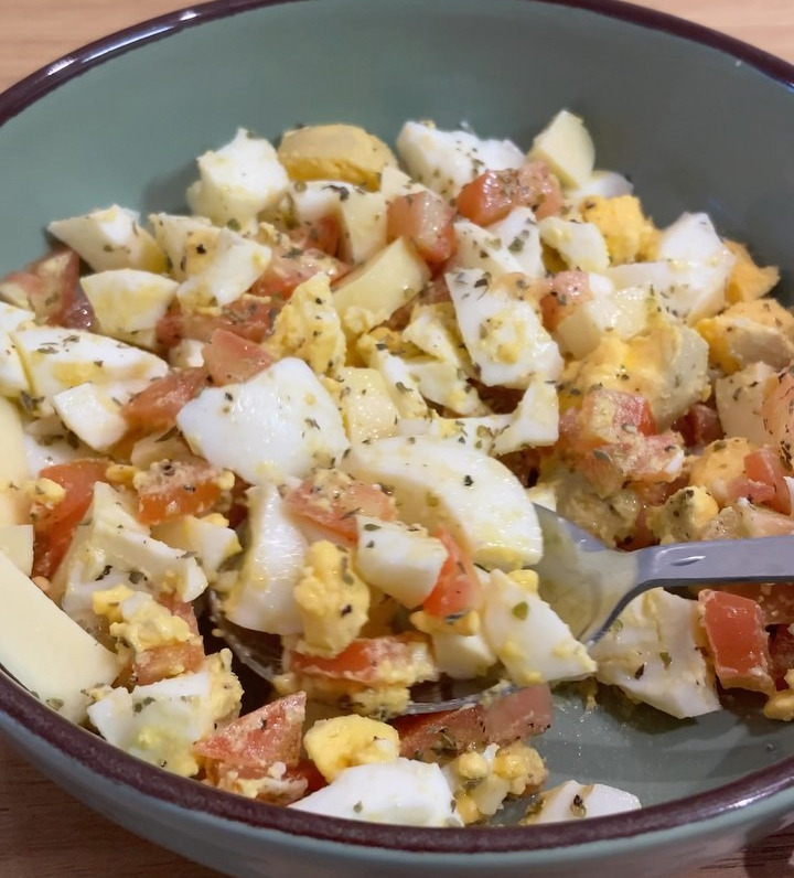 Salada de ovos com tomate