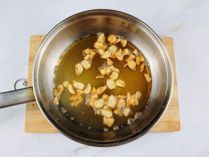 Panela com óleo de gergelim e alho.