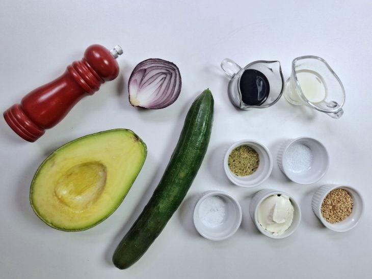 Ingredientes reunidos em uma bancada.
