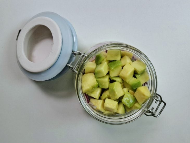 Cebola, abacate e pepino dentro de um pote de vidro.