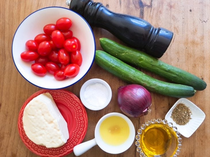 Uma bancada com os ingredientes da receita.