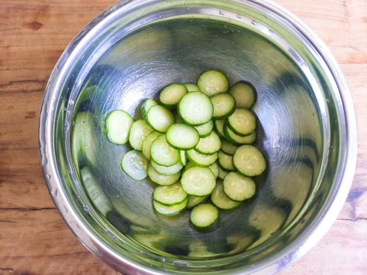 Uma tigela com o pepino fatiado.