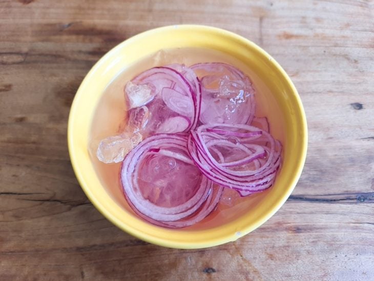 Uma tigela com a cebola, água e gelo.