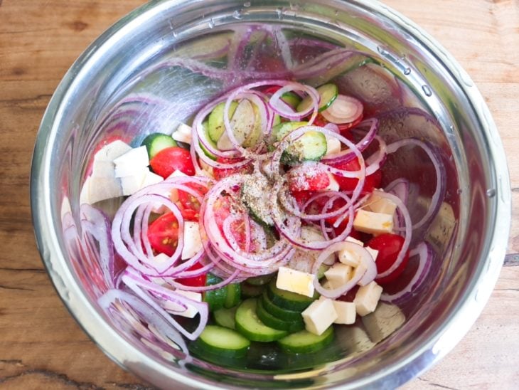 Recipiente com a junção dos ingredientes da salada.