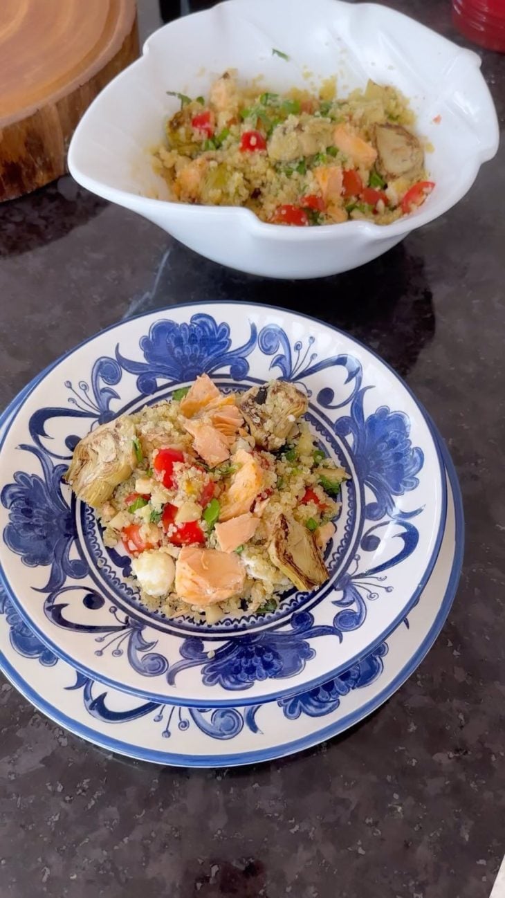 Salada de quinoa com lascas de salmão