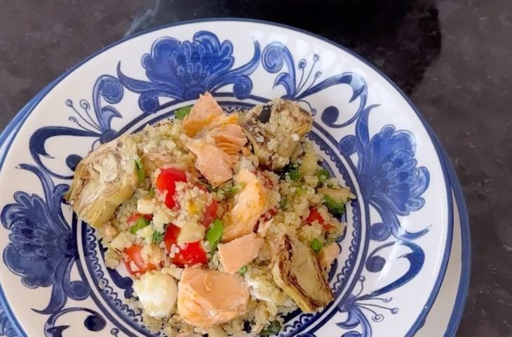 Salada de quinoa com lascas de salmão