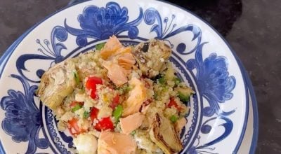 Salada de quinoa com lascas de salmão