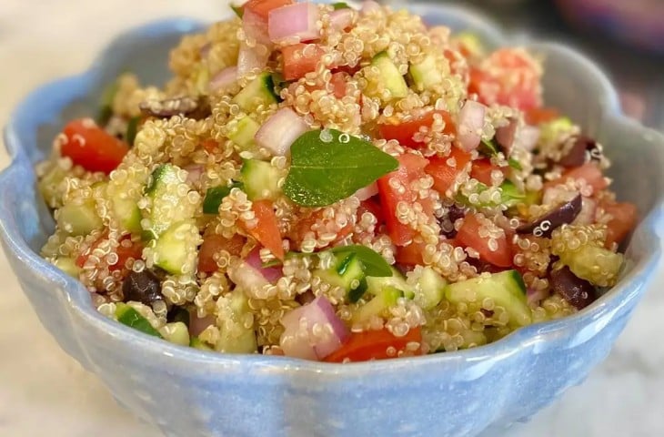 Salada de quinoa simples