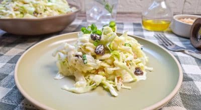 Salada de repolho com abacaxi, maionese e uva-passa