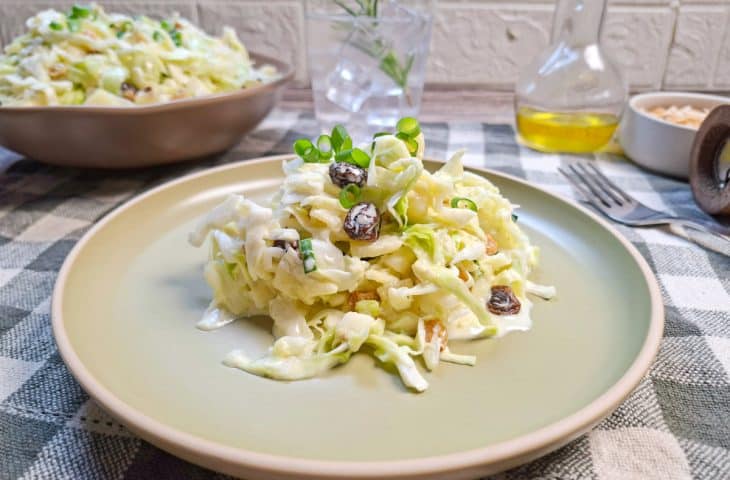 Salada de repolho com abacaxi, maionese e uva-passa