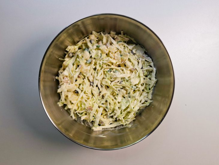 Molho sendo incorporado à salada até ficar cremoso e homogêneo.