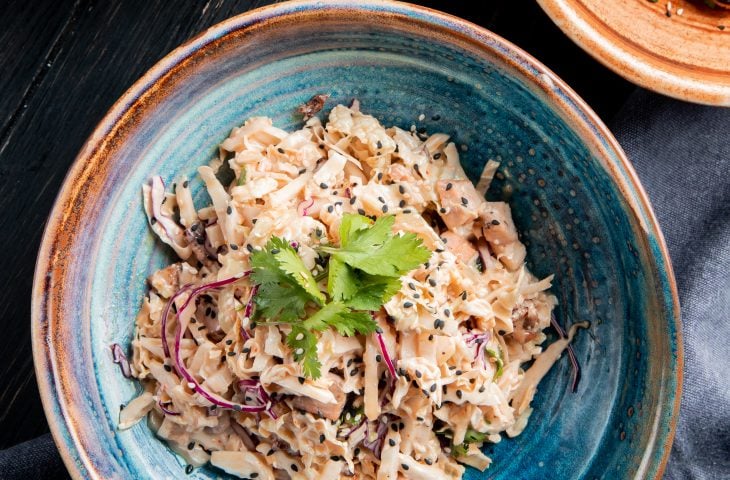 Salada de repolho com atum