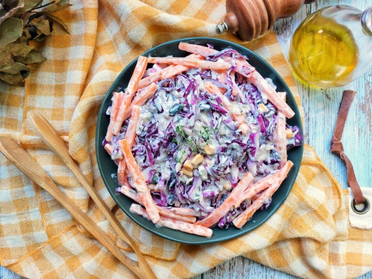 Salada de repolho com cenoura pronta em uma cumbuca.