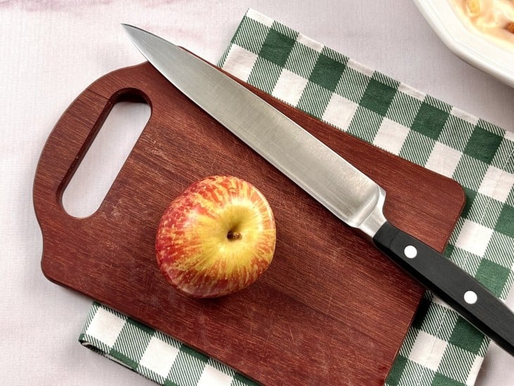Uma tábua contendo uma maçã.