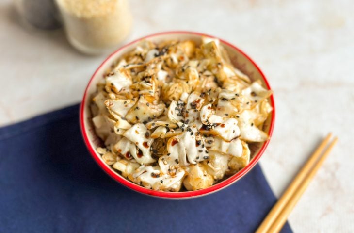 Salada de repolho com gergelim e shoyu