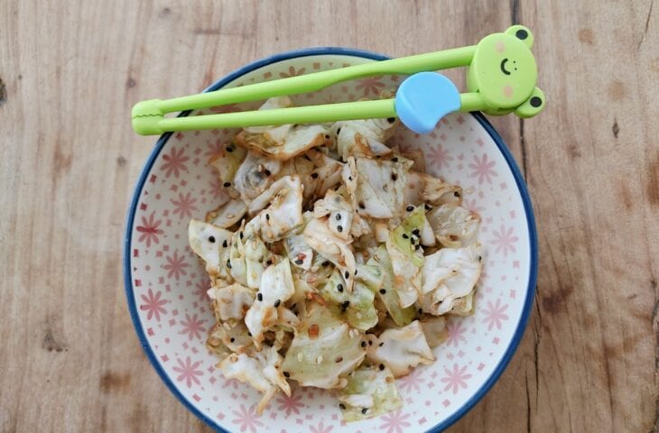 Salada de repolho com gergelim e shoyu