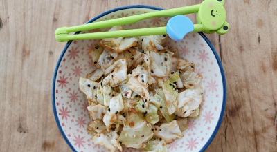 Salada de repolho com gergelim e shoyu