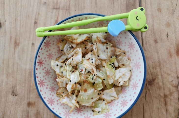 Salada de repolho com gergelim e shoyu