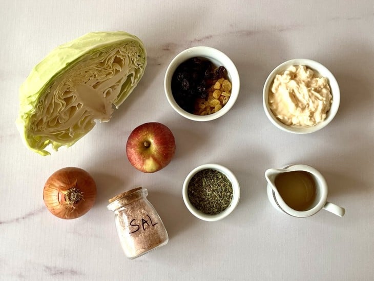 Ingredientes da salada de repolho com maçã reunidos.