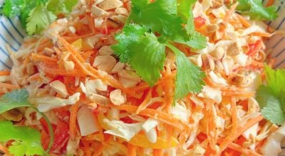 Salada de repolho com molho thai de amendoim