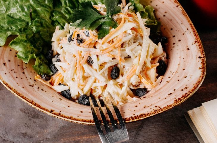 Salada de repolho com passas