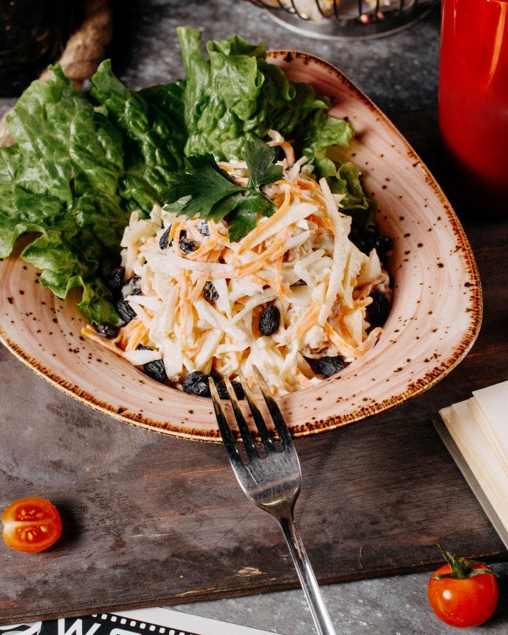 Salada de repolho com passas