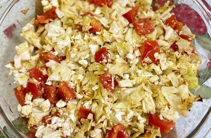 Salada de repolho com ricota e tomate