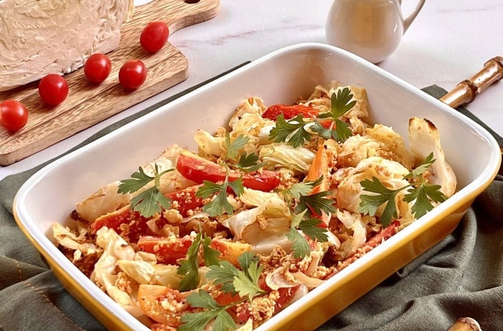 Salada de repolho com ricota e tomate