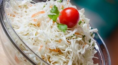 Salada de repolho com tomate-cereja