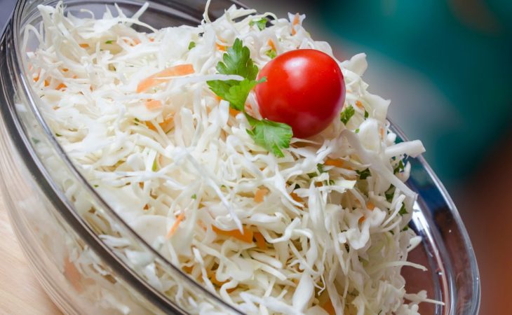 Salada de repolho com tomate-cereja