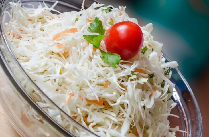 Salada de repolho com tomate-cereja