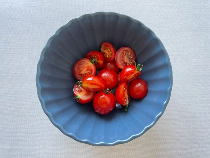 Tomates cereja cortados numa tigela.