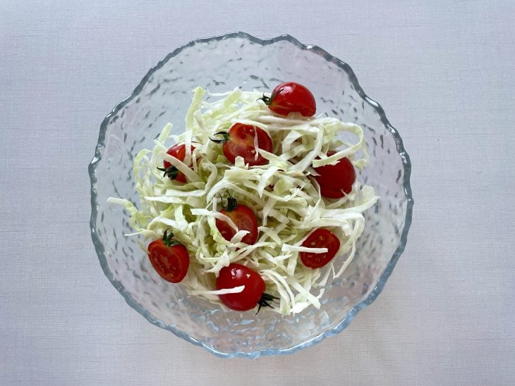 Tomates e repolho misturados numa tigela.