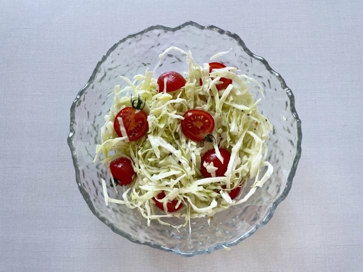 Salada com os temperos adicionados.