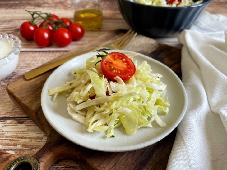Salada pronta, servida em prato.