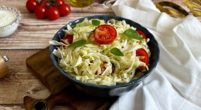Salada de repolho com tomate-cereja