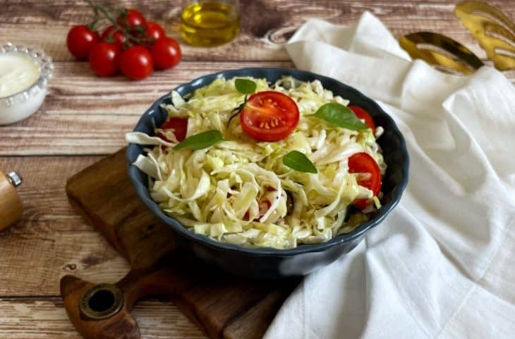 Salada de repolho com tomate-cereja