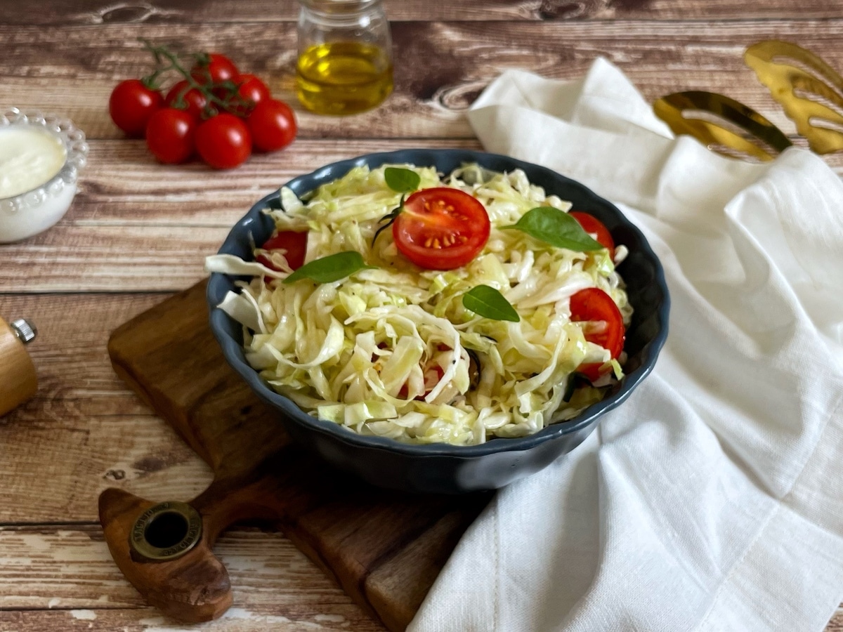 Salada de repolho com tomate-cereja