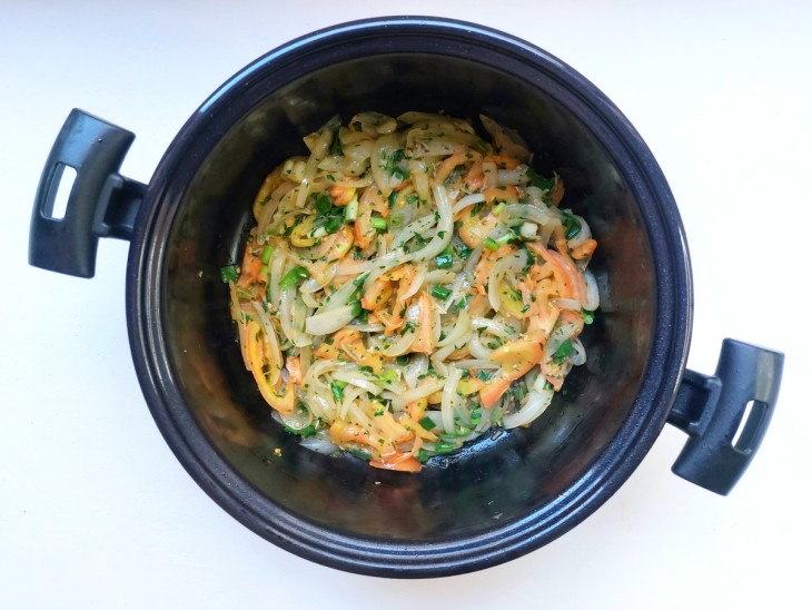 Panela com cebola, alho e tomates refogando.