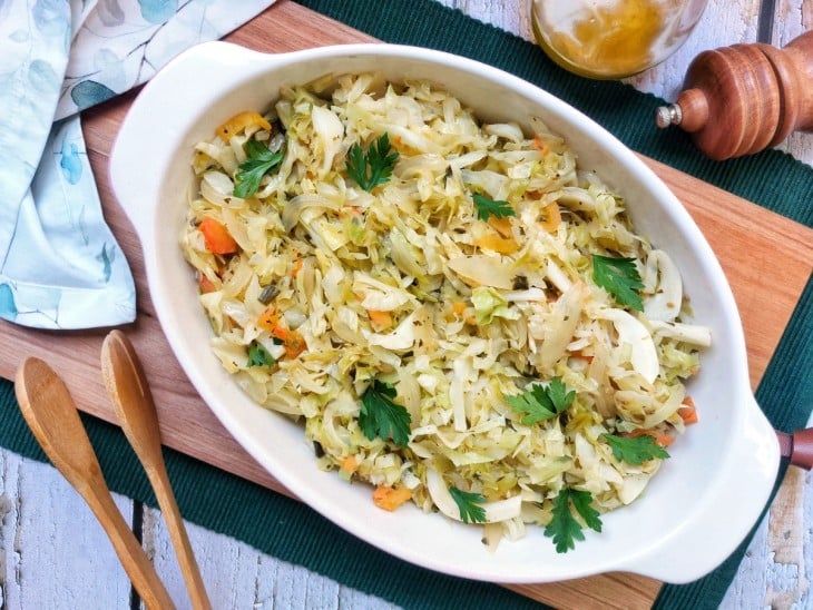 Salada de repolho refogado em um refratário branco.