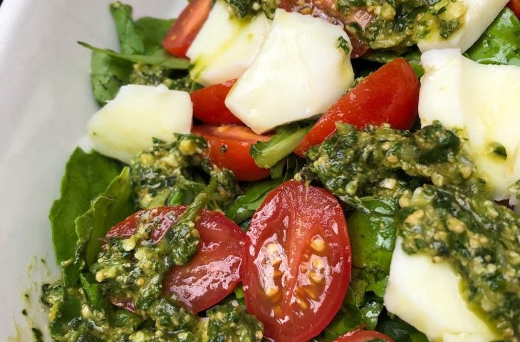 Salada de rúcula caprese