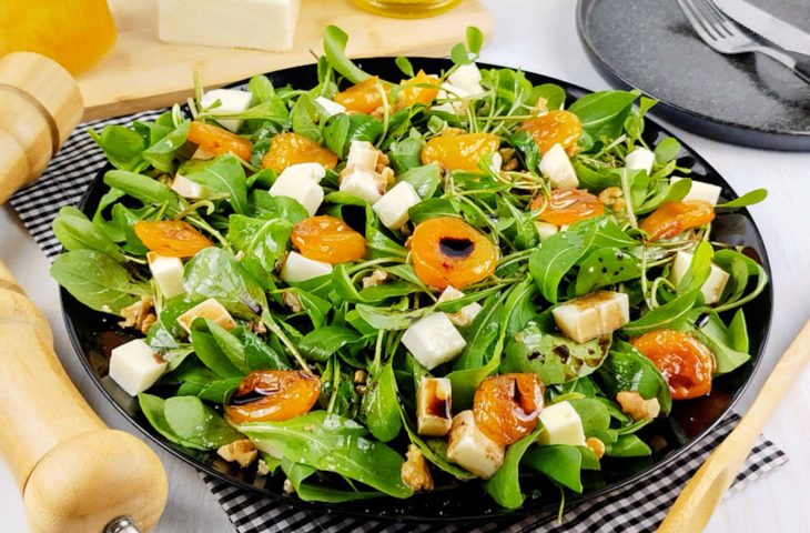 Salada de rúcula com damascos