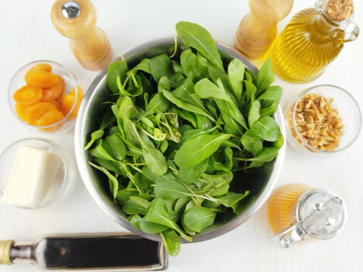 Ingredientes frescos organizados sobre a bancada.