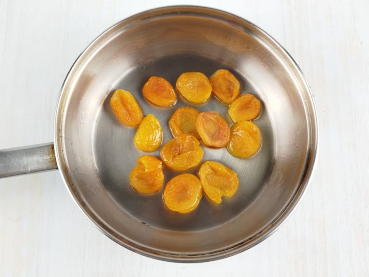 Damascos cortados em meia-lua.