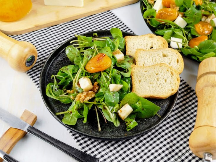 Salada de rúcula com damascos servida.