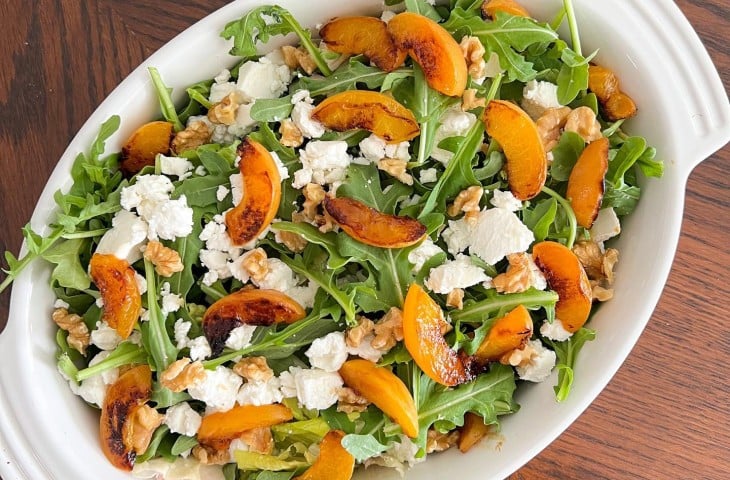 Salada de rúcula com damascos
