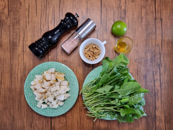 Todos os ingredientes reunidos para o preparo da salada