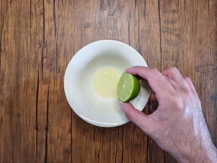 Limão sendo espremido para ser agregado à salada