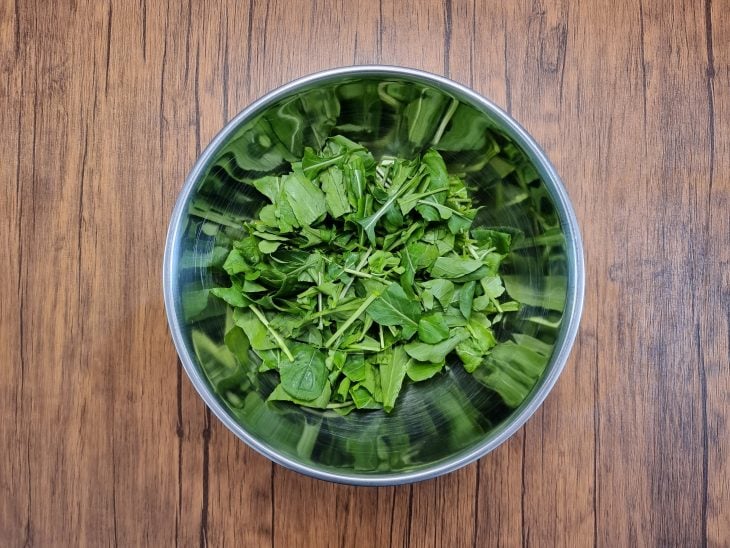 rúcula picadinha em pedaços pequenos