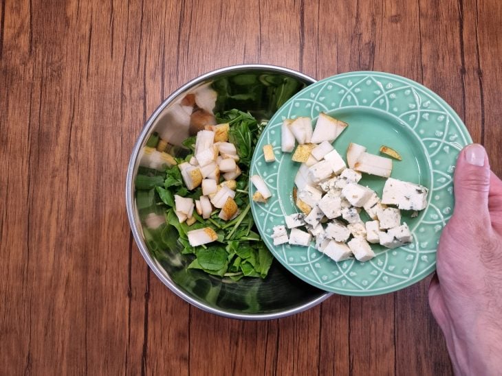 peras e queijo sendo adicionados à receita